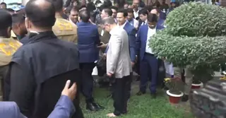 খালি পায়ে কিছুক্ষণ মাটিতে দাঁড়ালেন তারেক রহমান